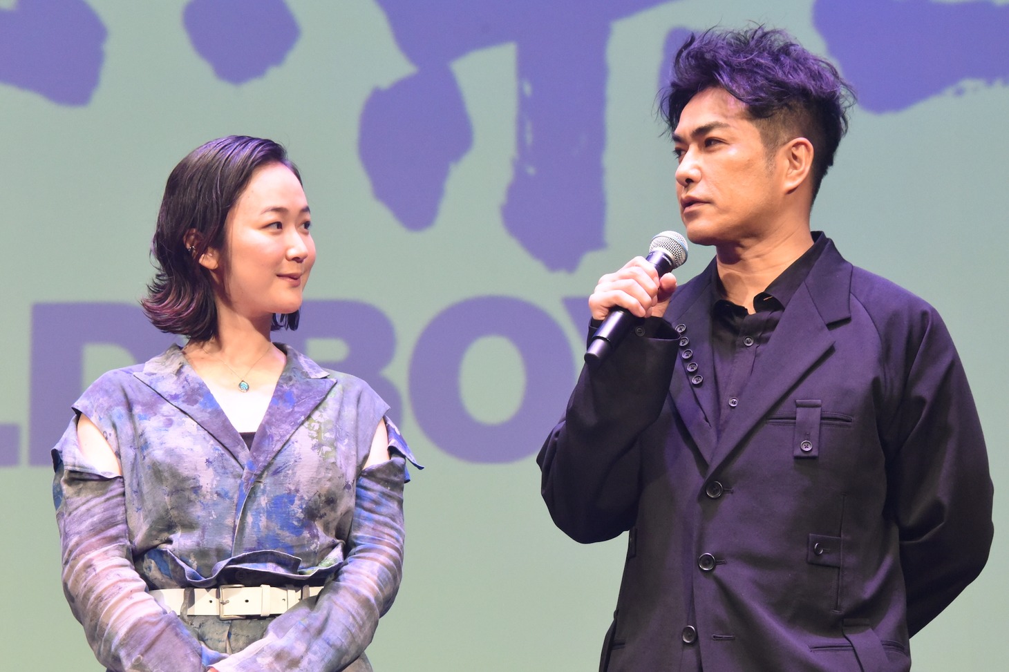 左から黒木華、北村一輝。