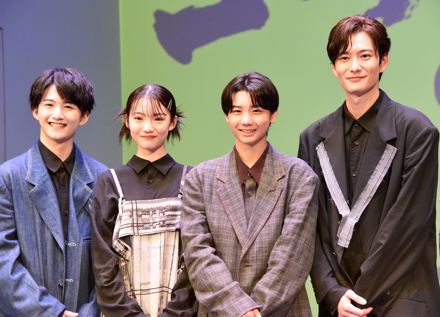 左から前出燿志、星乃あんな、羽村仁成、岡田将生。