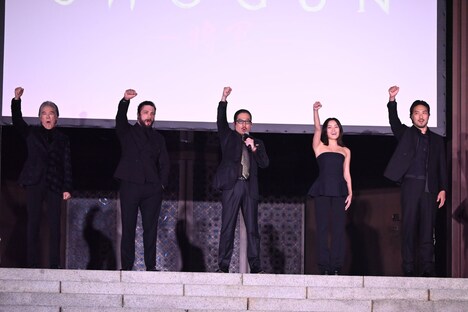 真田広之（中央）による「時は来た！ えいえい」の掛け声に「おー！」と合わせる一同。