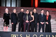左からレイチェル・コンドウ、西岡徳馬、コズモ・ジャーヴィス、真田広之、アンナ・サワイ、平岳大、ジャスティン・マークス、ミカエラ・クラベル。