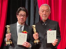 第97回キネマ旬報ベスト・テン表彰式にて阪本順治（左）と原田満生（右）。