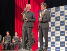 第97回キネマ旬報ベスト・テン表彰式にて原田満生（左）と阪本順治（右）。