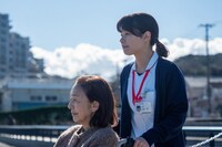 土曜ドラマ「お別れホスピタル」より、左から高橋惠子演じる久田今日子、岸井ゆきの扮する辺見歩。