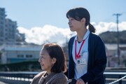 土曜ドラマ「お別れホスピタル」より、左から高橋惠子演じる久田今日子、岸井ゆきの扮する辺見歩。