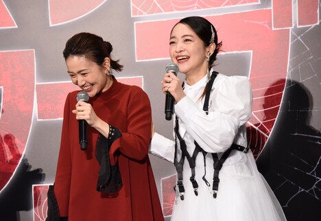 左から大島優子、潘めぐみ。
