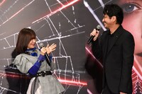 萩原聖人（右）の発表に拍手を送る伊瀬茉莉也（左）。