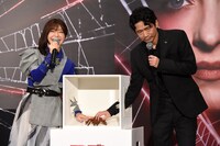 左から伊瀬茉莉也、萩原聖人。