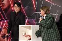 左から子安武人、ファイルーズあい。