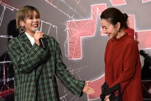 ファイルーズあい（左）に褒められて照れる大島優子（右）。