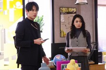 「Eye Love You」より、左から花岡彰人役の中川大志、本宮侑里役の二階堂ふみ。(c)TBS／撮影：高橋裕子