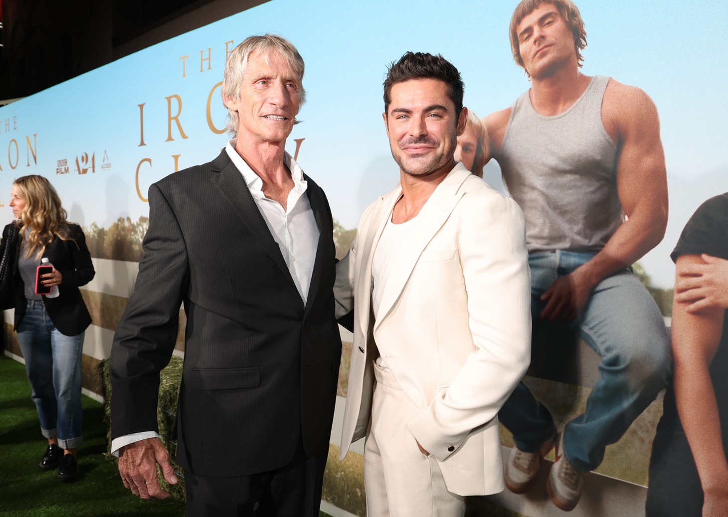 左からケビン・フォン・エリック、映画「アイアンクロー」でケビンを演じたザック・エフロン。