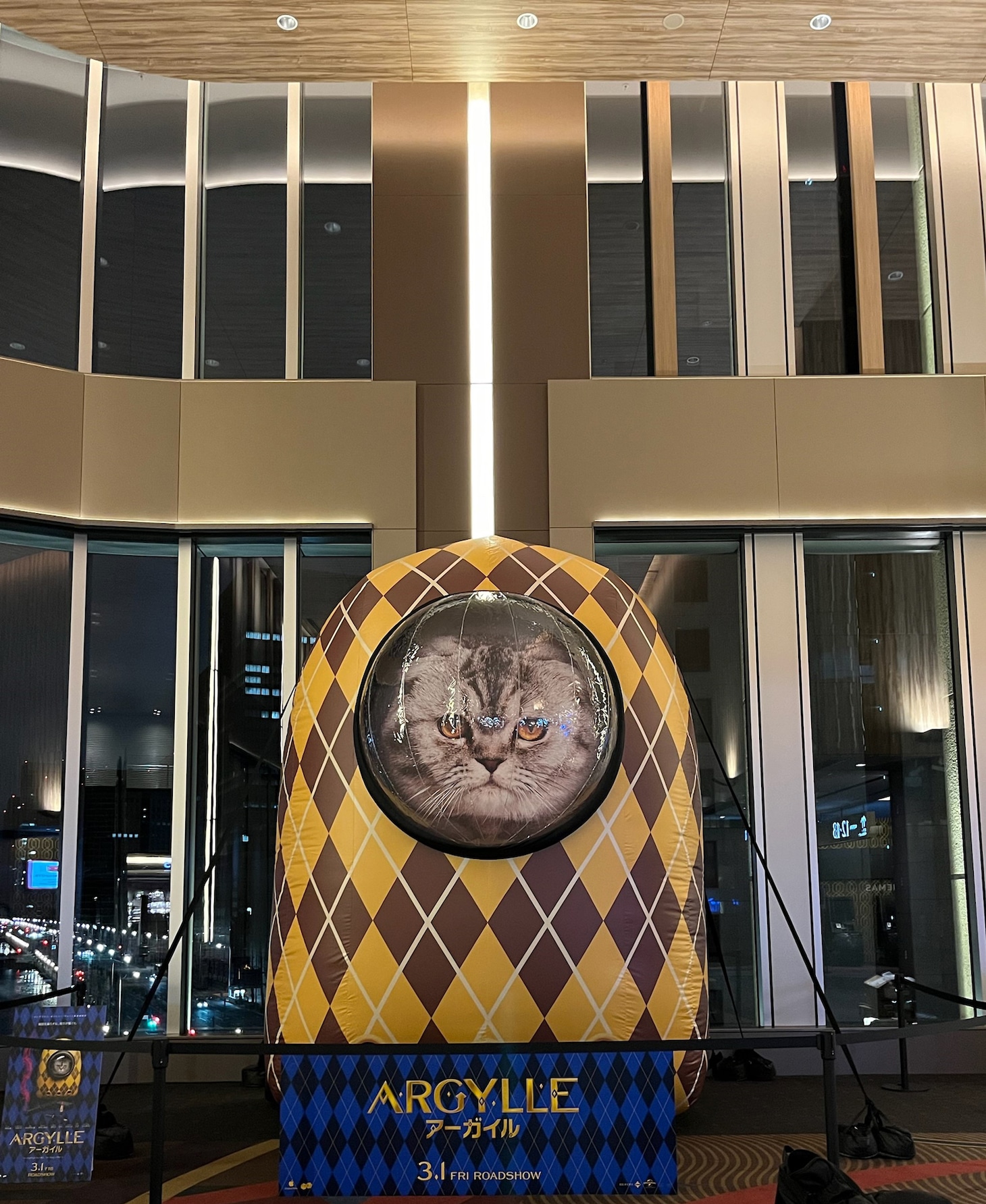 TOHOシネマズ 日比谷に展示されている猫バルーン。