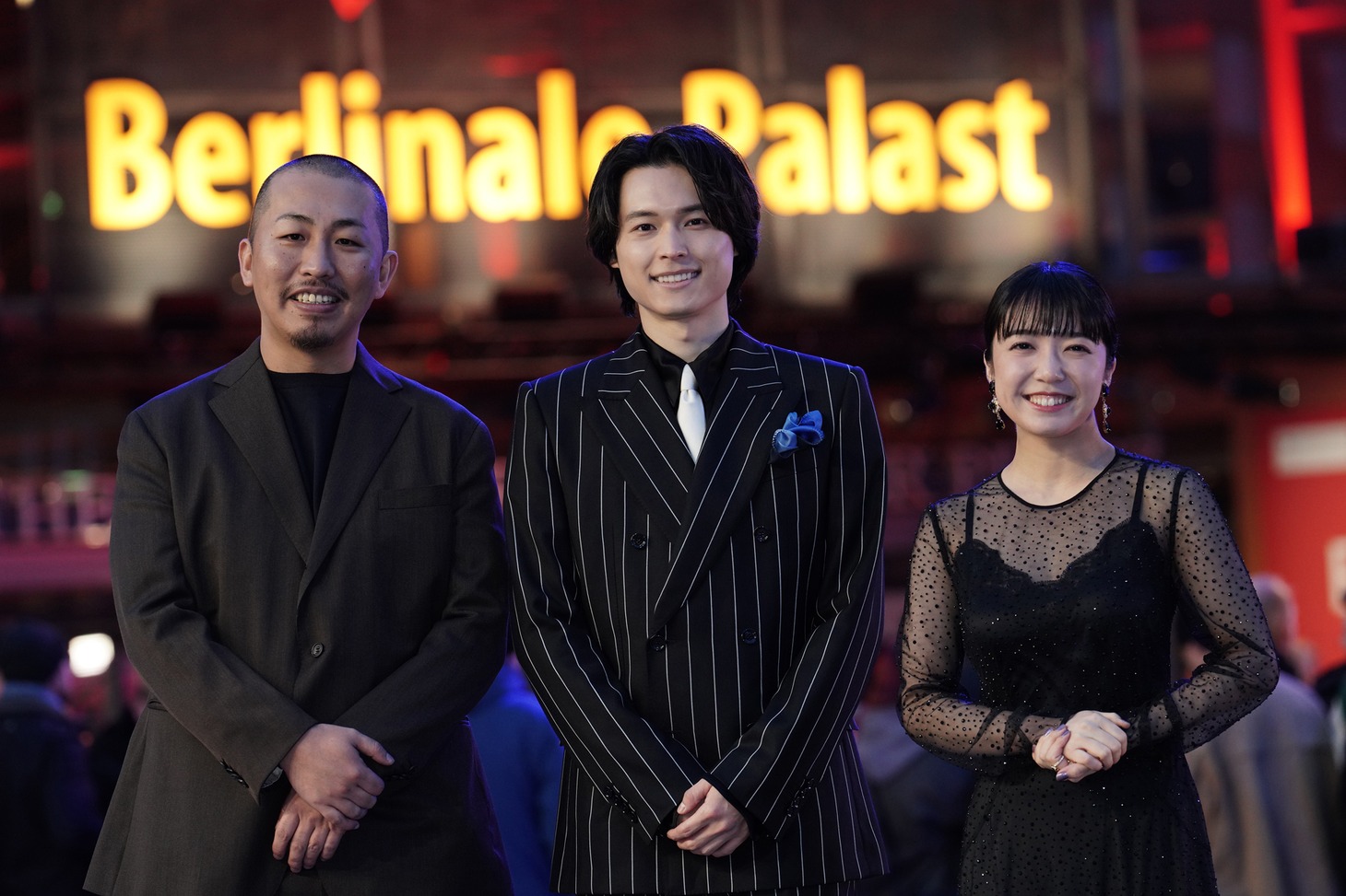 左から三宅唱、松村北斗、上白石萌音。
