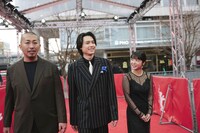 左から三宅唱、松村北斗、上白石萌音。