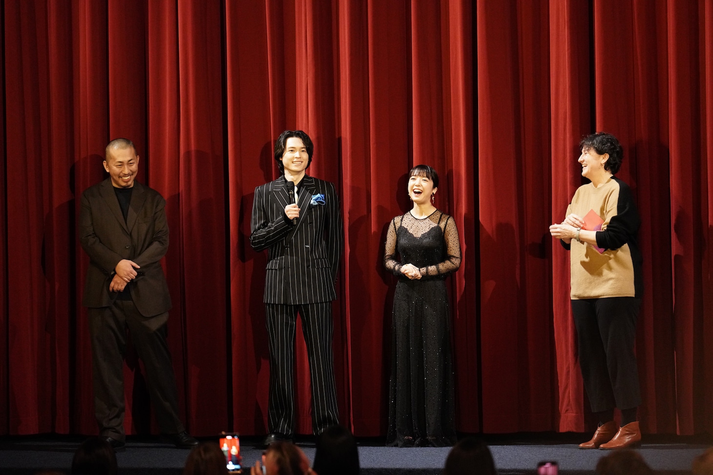左から三宅唱、松村北斗、上白石萌音。