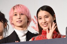 左から佐久間大介、土屋太鳳。