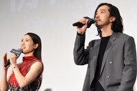 左から土屋太鳳、金子ノブアキ。