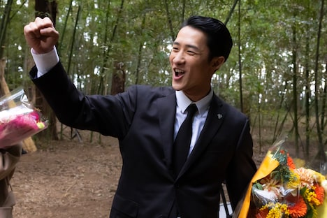 撮影を終えてガッツポーズをする岩本照。