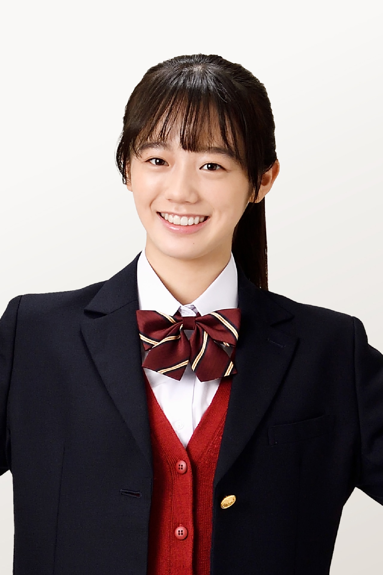 杉山桃子役の中島瑠菜。