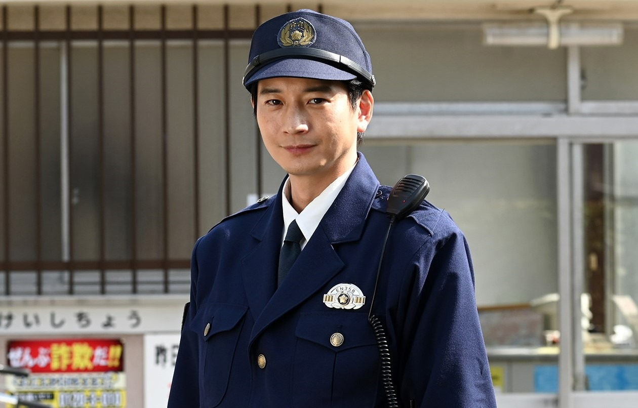 多家良啓介役の向井理。