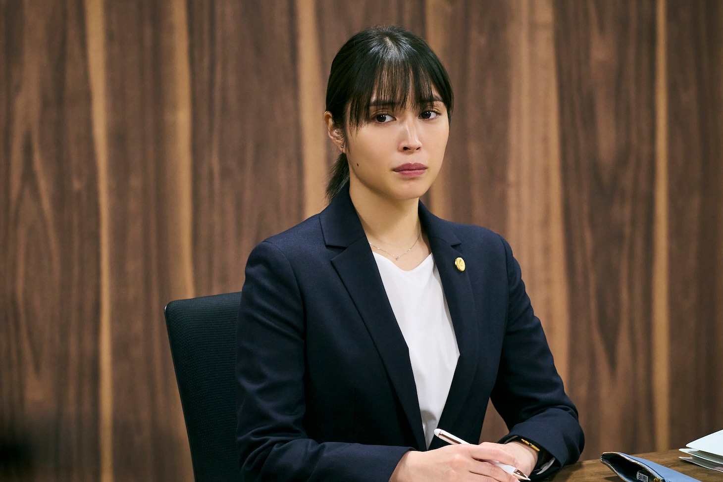 「連続ドラマW 完全無罪」より、広瀬アリス演じる松岡千紗。