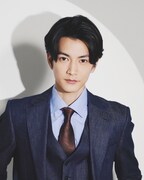 浅沼陽介役の渡邊圭祐。