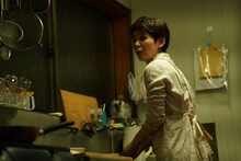 「プロミスト・ランド」より、占部房子演じる信行の母親。