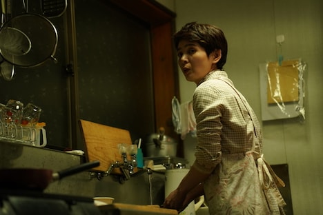 「プロミスト・ランド」より、占部房子演じる信行の母親。