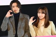 左から飯島寛騎、宇垣美里。