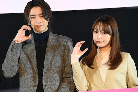 左から飯島寛騎、宇垣美里。