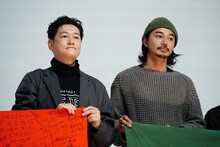 左から井浦新、東出昌大。