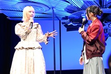 左からあの、幾田りら。