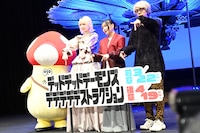 映画「デッドデッドデーモンズデデデデデストラクション」前章の完成披露試写会舞台挨の様子。左からイソベやん、あの、幾田りら、浅野いにお。