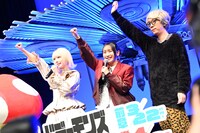 映画「デッドデッドデーモンズデデデデデストラクション」前章の完成披露試写会舞台挨の様子。左から、あの、幾田りら、浅野いにお。