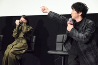 齋藤飛鳥（左）に撮影現場でのエピソードを話す佐々木蔵之介（右）。