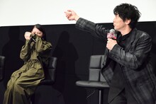 齋藤飛鳥（左）に撮影現場でのエピソードを話す佐々木蔵之介（右）。