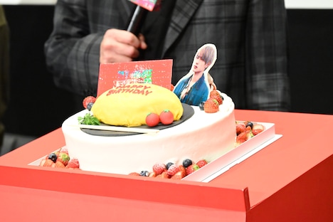 高橋恭平に贈られたサプライズケーキ。
