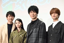 左から青山貴洋、齋藤飛鳥、佐々木蔵之介、高橋恭平。