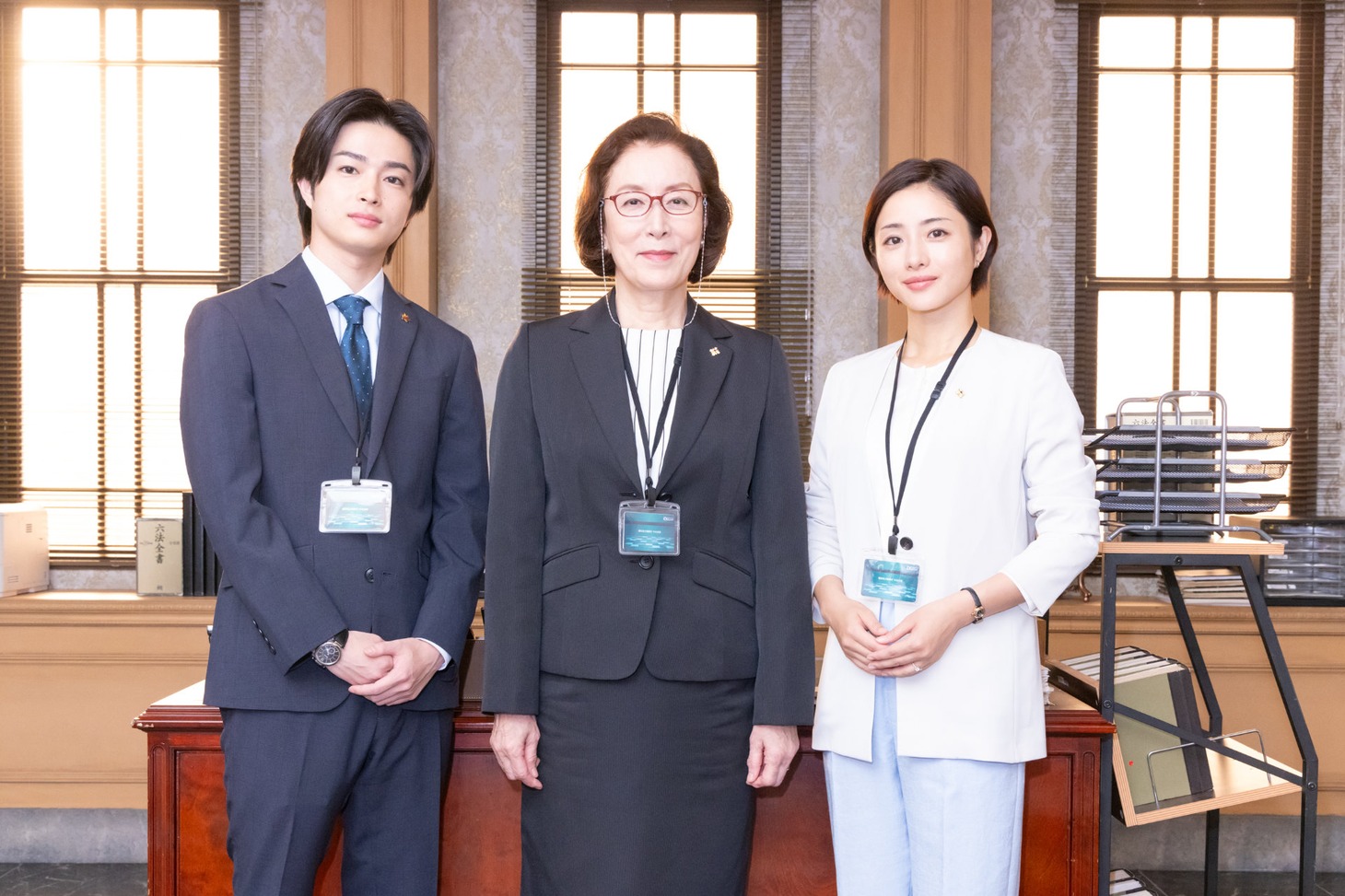 左から曽田陵介、高畑淳子、石原さとみ。