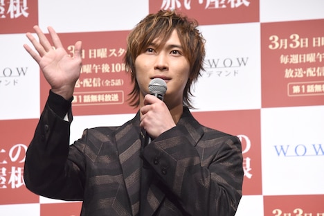 ファンに手を振る橋本良亮。