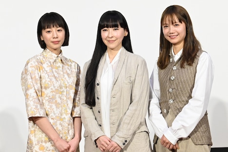 NHKの夜ドラ「ユーミンストーリーズ」試写会の様子。左から夏帆、麻生久美子、宮崎あおい。