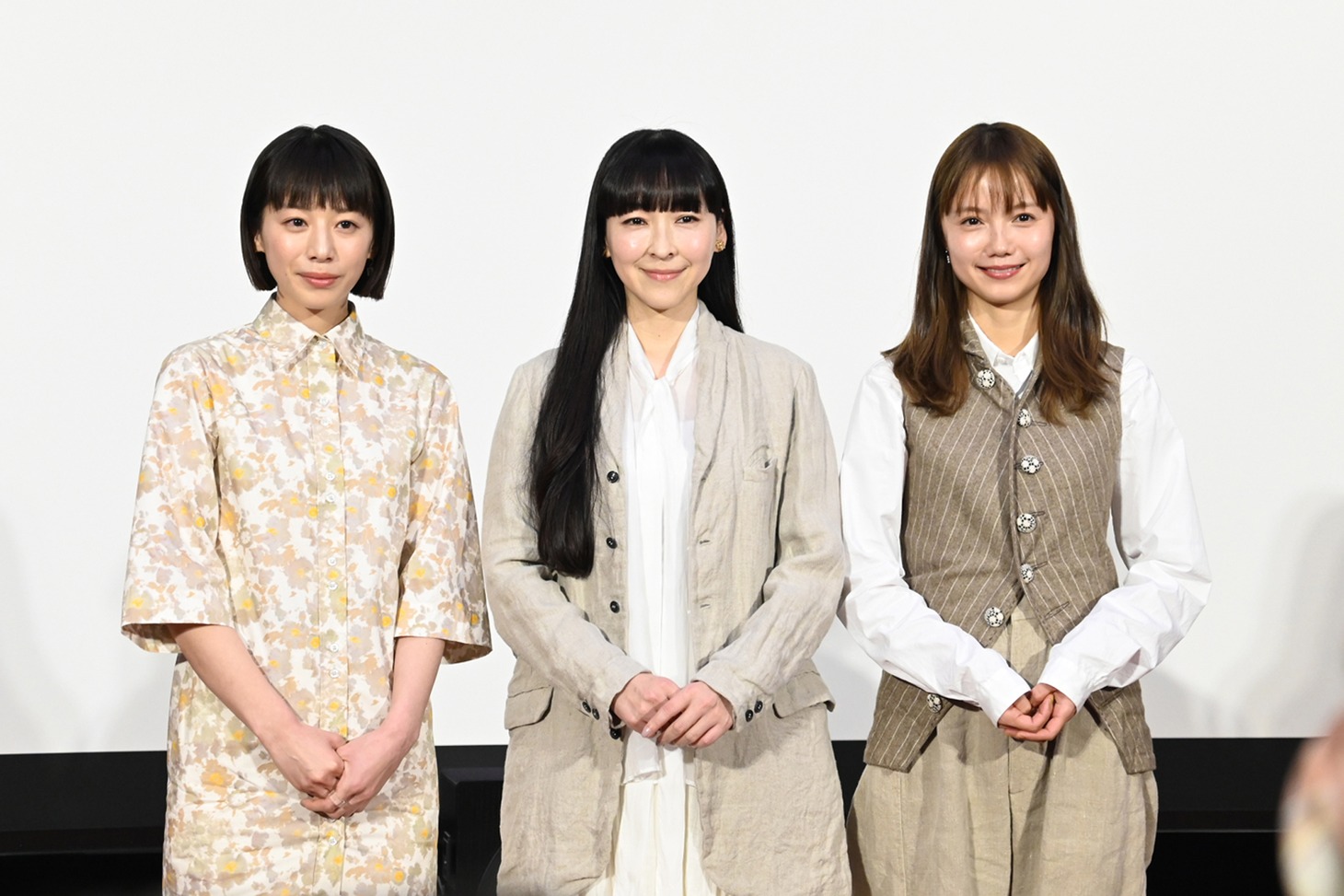 NHKの夜ドラ「ユーミンストーリーズ」試写会の様子。左から夏帆、麻生久美子、宮崎あおい。
