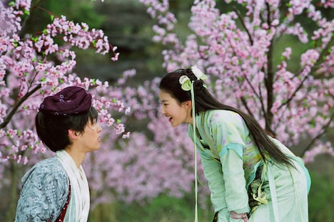 中国ドラマ「仙剣奇侠伝」より、左からフー・ゴー(胡歌)演じる李逍遥、リウ・イーフェイ(劉亦菲)演じる趙霊児。