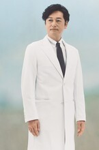 大迫紘一役の井浦新。