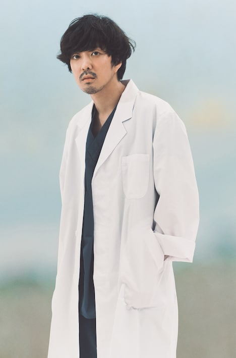 三瓶友治役の若葉竜也。