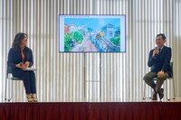 ジブリパークの施設説明会に出席した宮崎吾朗（右）。