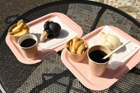 「ホットドッグスタンド ホット・ティン・ルーフ」で販売されている「猫の手ドッグ」。