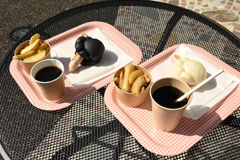 「ホットドッグスタンド ホット・ティン・ルーフ」で販売されている「猫の手ドッグ」。