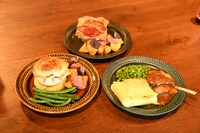 「空飛ぶオーブン」商品の「ミートパイ」（左前）、「ナポリタンのキッシュ」（中央奥）、「魔女の谷のシェパーズパイ」（右前）。