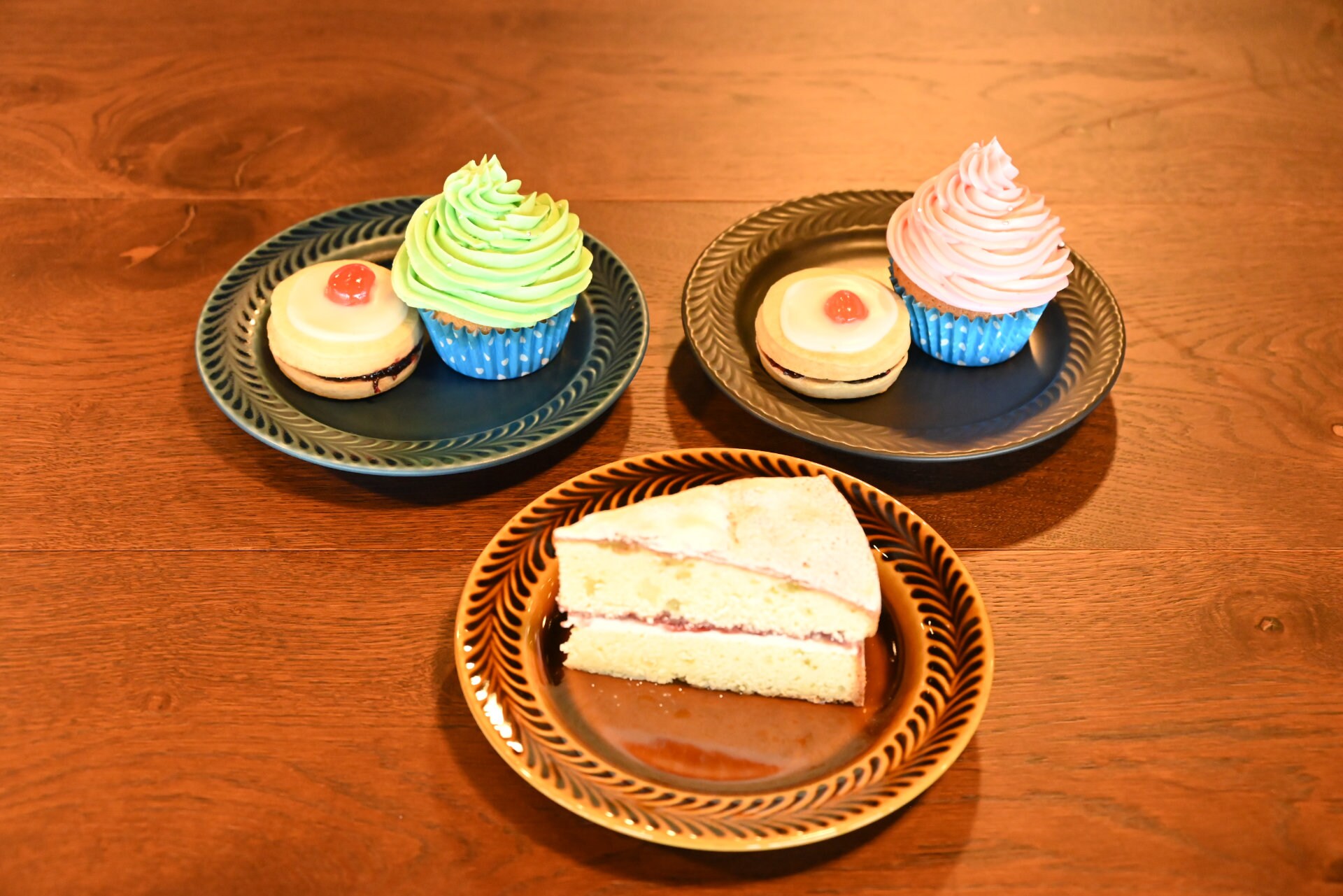 空飛ぶオーブン」商品の「ヴィクトリアスポンジケーキ」（前）と
